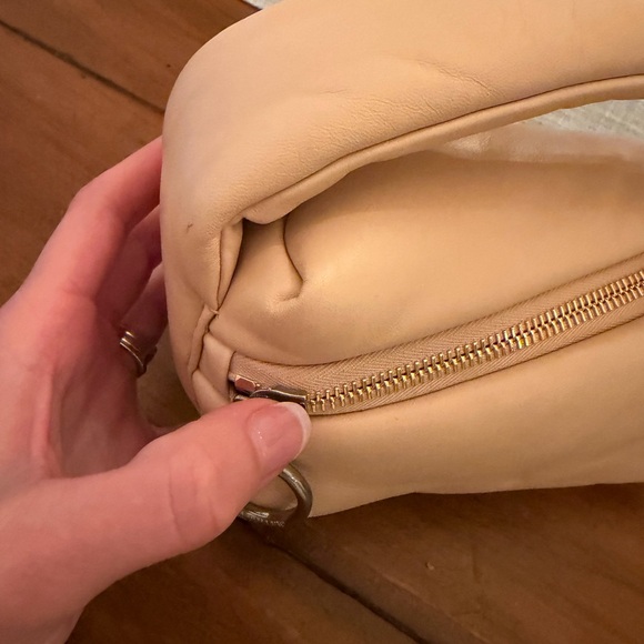 OFF-WHITE Calfskin Puffy Pump Pouch Crossbody bag 19 Sand - Picture 5 of 5